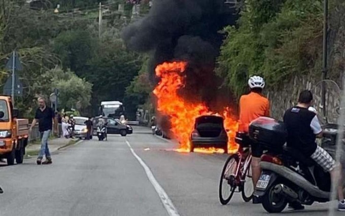 Mercedes a fuoco lungo l’Aurelia, auto completamente distrutta
