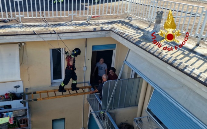 Allarme incendio in un’abitazione, ma è solo un vaso ad andare a fuoco