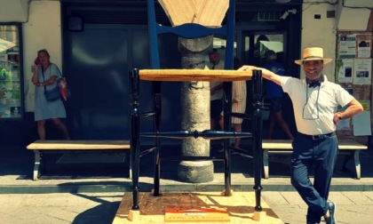 Una sedia gigante realizzata da Franco Casoni