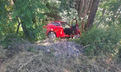 Al passo del Bocco auto finisce fuori strada