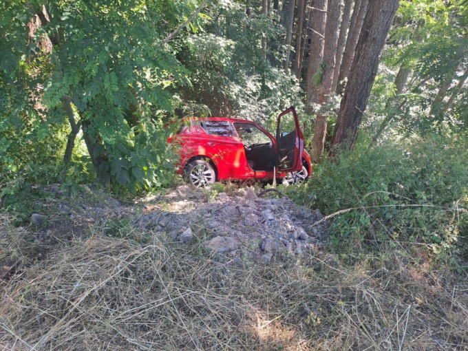 Al passo del Bocco auto finisce fuori strada