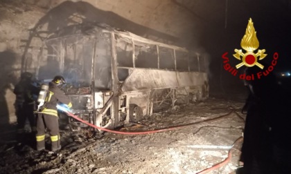 Ridotto a uno scheletro il pullman incendiato sull'A12