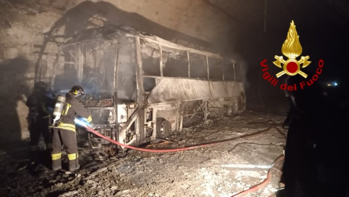 Ridotto a uno scheletro il pullman incendiato sull’A12