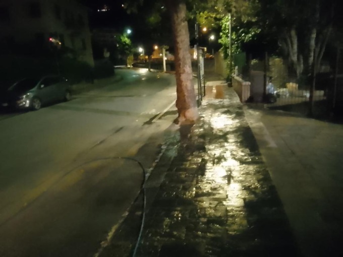Recco, in corso il lavaggio intensivo dei marciapiedi