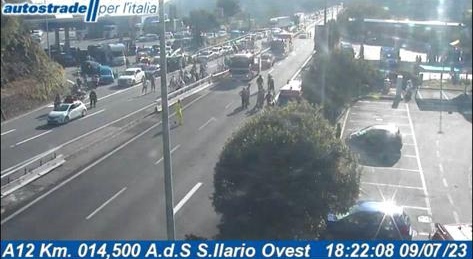 Fumo in A12 tra Genova Nervi e Recco per pullman in fiamme