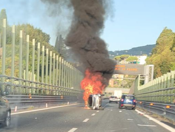 Veicolo in fiamme in A12, coda in direzione Genova