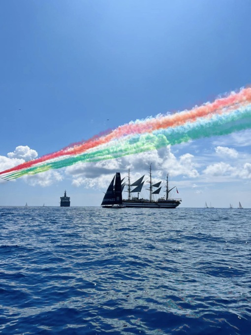 La Amerigo Vespucci e le Frecce Tricolori incantano Genova
