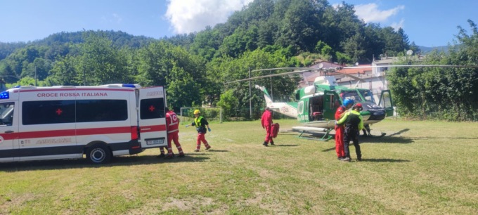Motociclista perde il controllo del mezzo, in elicottero al San Martino
