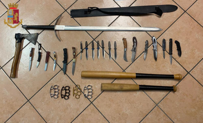 Lancia oggetti in strada e minaccia di morte i poliziotti, arrestato 19enne