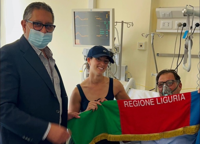 Incendio pullman in A12, Toti ha fatto visita all’autista in ospedale