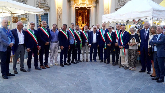 Paolo Donadoni conclude il mandato con l’abbraccio di tutti i sindaci del Tigullio