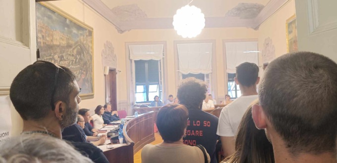 La minoranza di centrosinistra: “Il Sestri rischia di giocare tutta la stagione a Carrara”