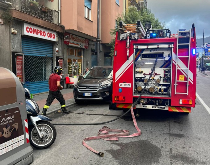 A fuoco una cartoleria, via Mameli chiusa al traffico