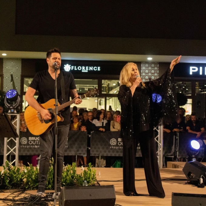 Pienone per Iva Zanicchi al 5 Terre Outlet Village