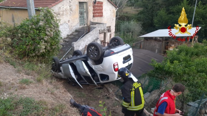 Castiglione, perde il controllo dell’auto e finisce in un giardino