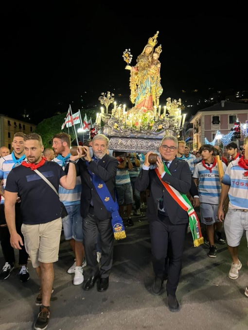 Recco, Nostra Signora del Suffragio accolta dai 21 colpi e alzabandiera dei bambini sul ponte
