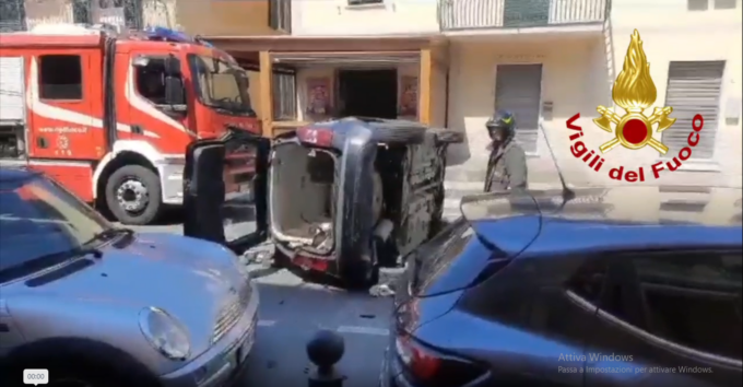 Perde il controllo dell’auto, 53enne va a sbattere contro altre vetture parcheggiate: il video