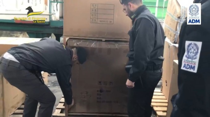 Sequestrati oltre 1.600 articoli di design contraffatti