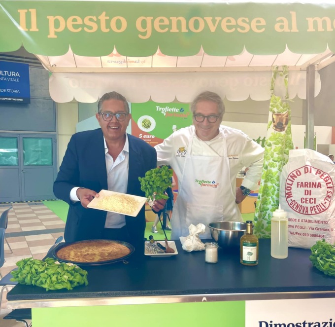 Meeting di Rimini, il presidente Toti allo stand di Regione Liguria con i piatti della tradizione