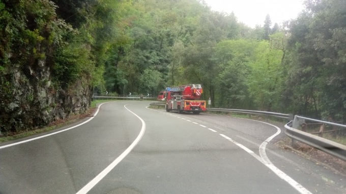 Carasco, albero caduto sul tetto di una casa