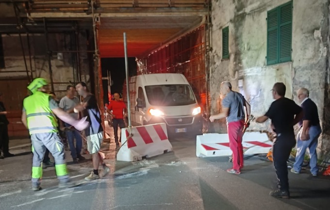 Voltino di Mezzanego, tir aggancia impalcatura