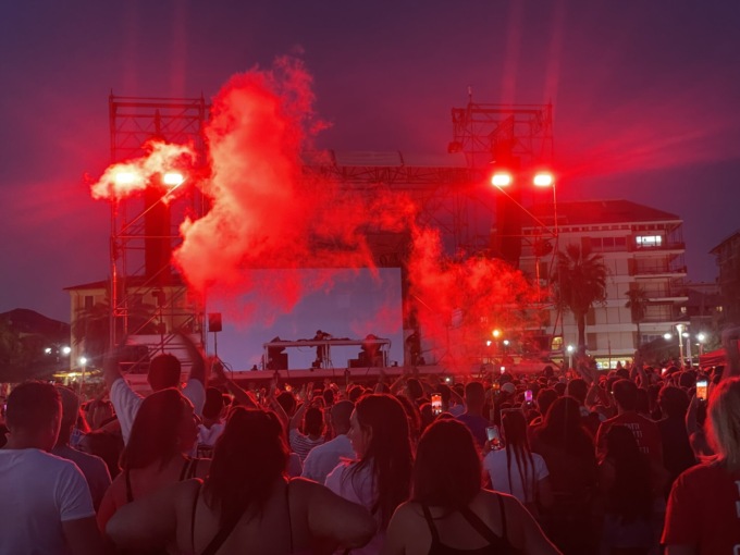 Oltre tremila persone per il Duna Beach Festival, Gabry Ponte accende Chiavari