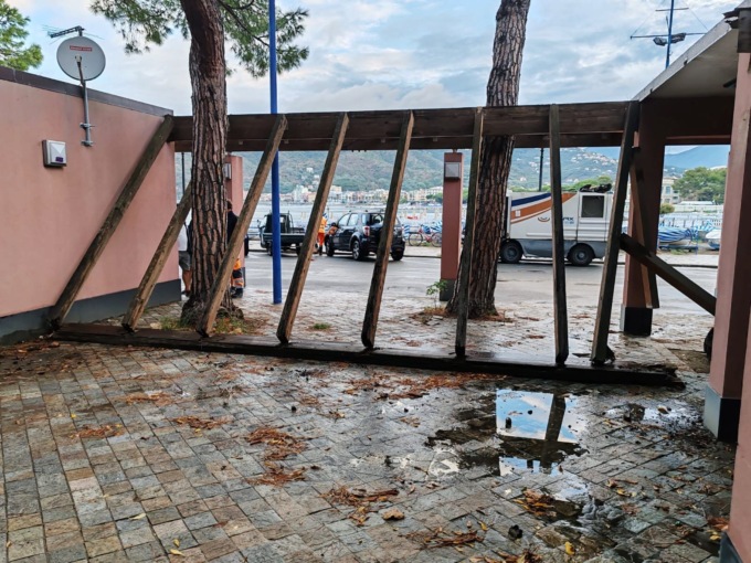 Mercato del pesce, crolla una pergola