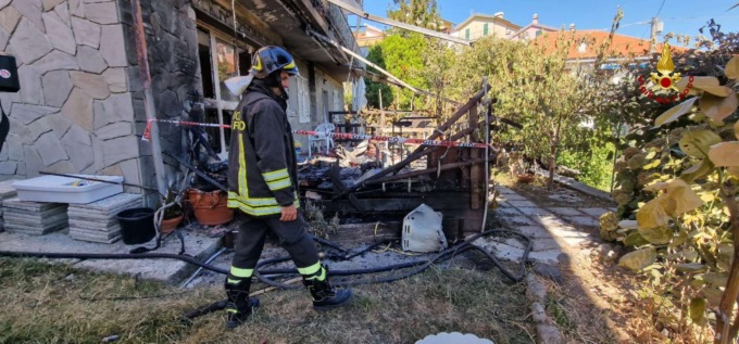 Bombole di Gpl esplose, il sindaco: “Un miracolo che non ci siano feriti”