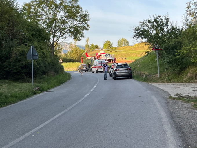 Bambino di 6 anni sbatte la testa contro una jeep