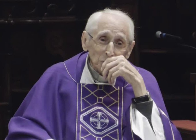 Don Pino De Bernardis, oggi l’addio in cattedrale