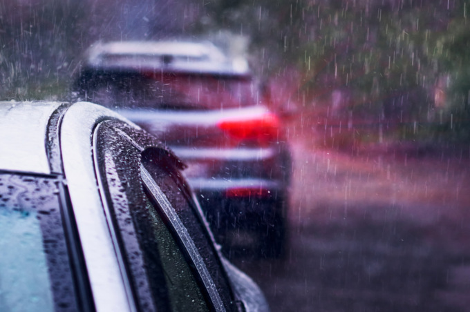 Rischio pioggia in auto, come prepararsi