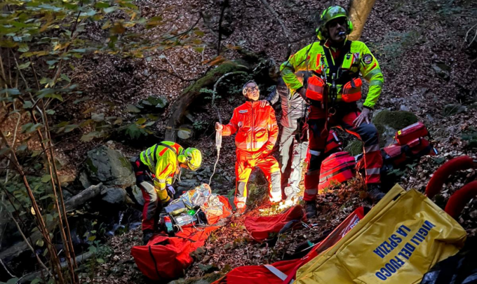 Fungaiolo 49enne in un canalone, trasportato in elicottero al San Martino