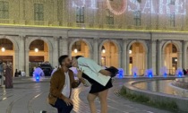 Proposta di matrimonio in piazza De Ferrari, il video