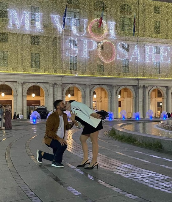 Proposta di matrimonio in piazza De Ferrari, il video