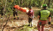 Cade mentre cerca funghi e castagne, soccorsa 46enne