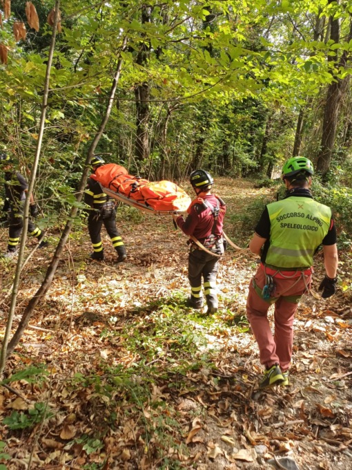 Cade mentre cerca funghi e castagne, soccorsa 46enne