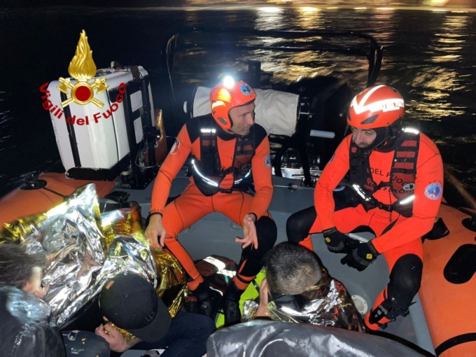 Tre pescatori finiscono in mare travolti dalle onde. Salvati dai sommozzatori dei Vigili del fuoco