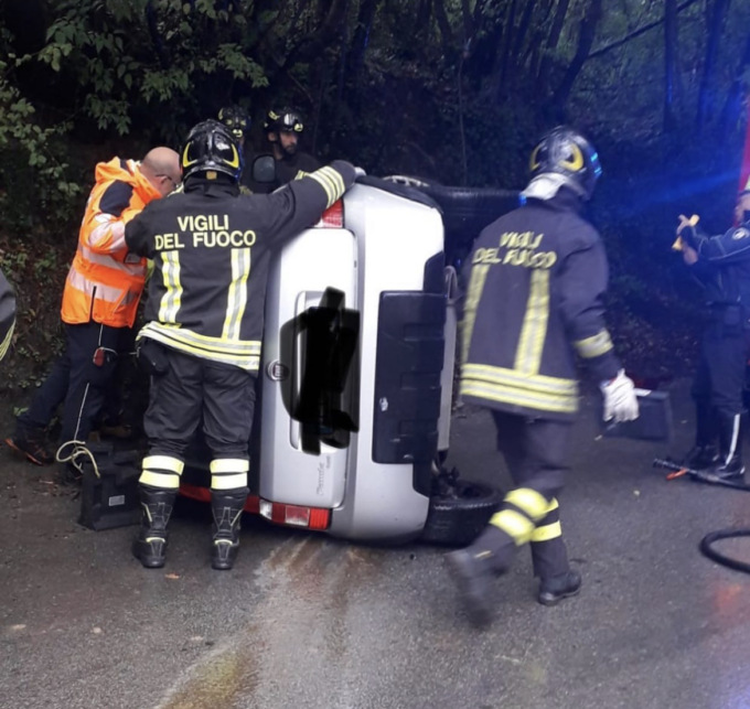 Auto ribaltata, chiusa a Rapallo via San Pietro di Novella