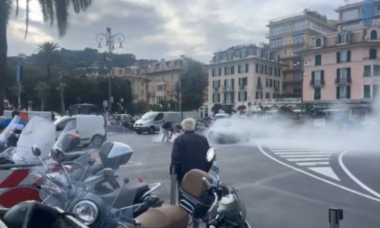Rapallo, auto in fiamme in passeggiata