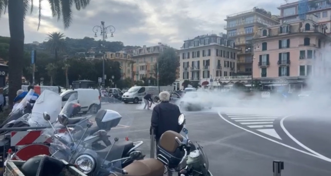 Rapallo, auto in fiamme in passeggiata