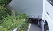 Camion incastrato sulla strada dei Selaschi, via riaperta al traffico