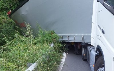 Camion incastrato sulla strada dei Selaschi, via riaperta al traffico