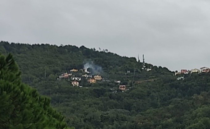 Cogorno, abitazione in fiamme sul monte San Giacomo