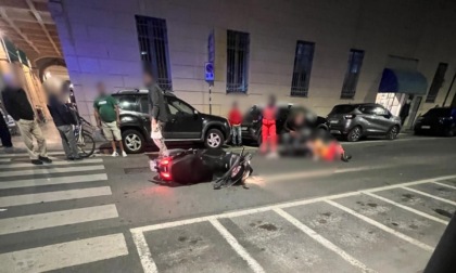 Scooter investe un pedone sulle strisce