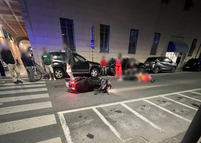 Scooter investe un pedone sulle strisce