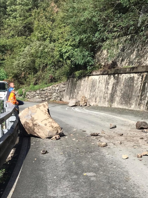 Frana sulla SP46 della Val Graveglia, rocciatori all’opera