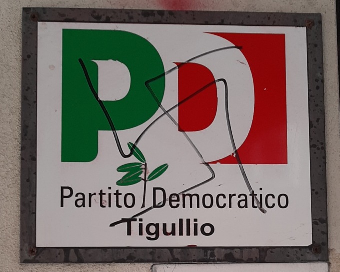 Svastica sulla targa del circolo del Pd del Tigullio