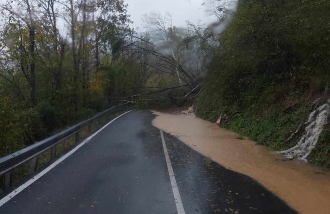 Alberi e fango sulla 586 della Val d’Aveto, difficile la riapertura domani