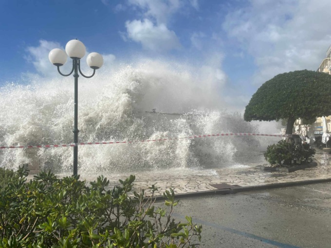 Mareggiata, le onde sulla passeggiata di Chiavari