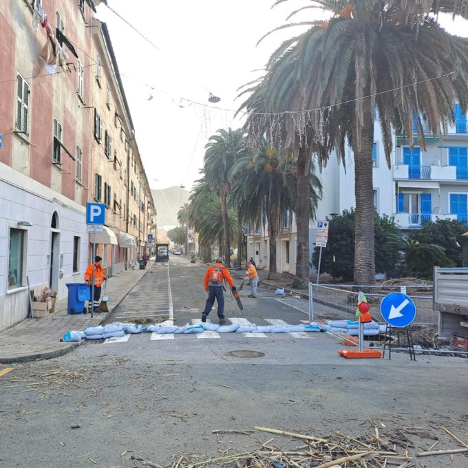 Sestri Levante al lavoro per ripristinare i danni della mareggiata